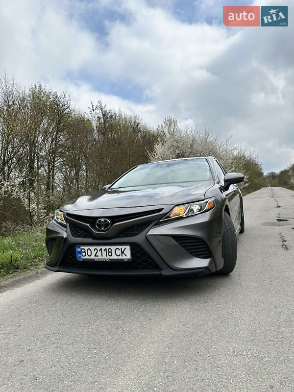 Седан Toyota Camry 2019 в Тернополе