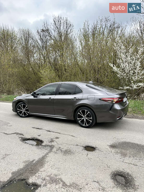 Седан Toyota Camry 2019 в Тернополе