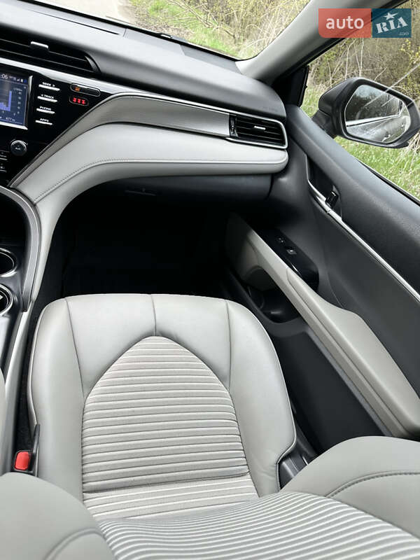 Седан Toyota Camry 2019 в Тернополе