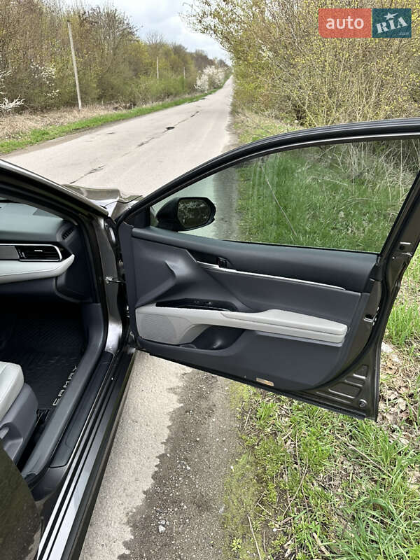 Седан Toyota Camry 2019 в Тернополе