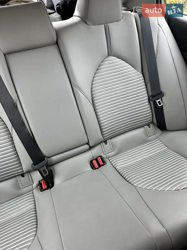 Седан Toyota Camry 2019 в Тернополе