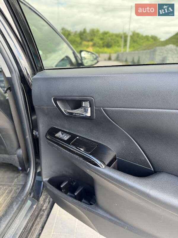 Седан Toyota Camry 2016 в Мостиській