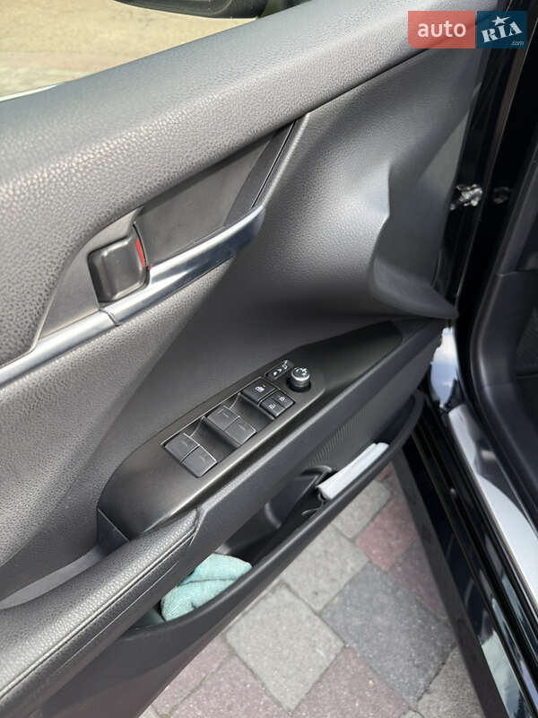 Седан Toyota Camry 2023 в Полтаве