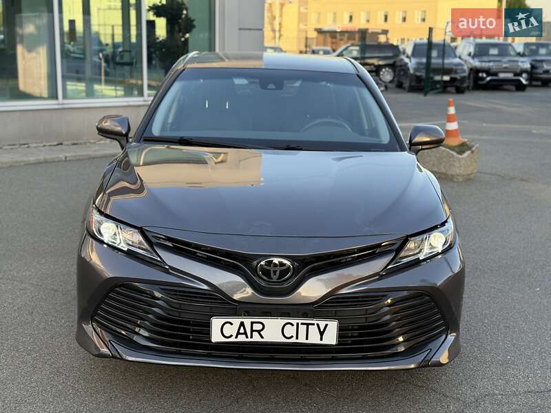 Седан Toyota Camry 2019 в Киеве