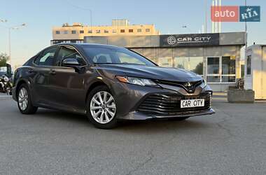 Седан Toyota Camry 2019 в Киеве