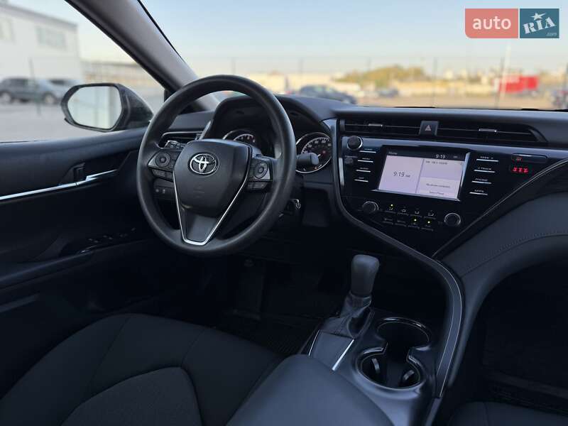 Седан Toyota Camry 2019 в Киеве
