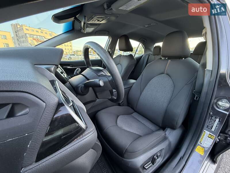 Седан Toyota Camry 2019 в Киеве