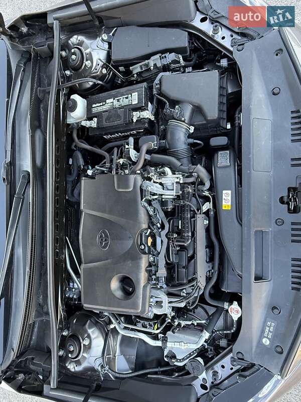 Седан Toyota Camry 2019 в Киеве