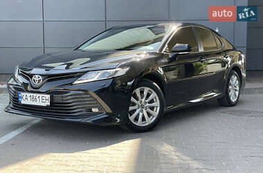 Седан Toyota Camry 2019 в Киеве