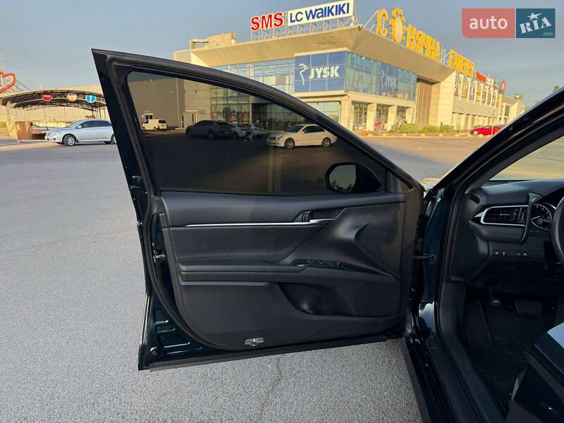 Седан Toyota Camry 2017 в Кривом Роге