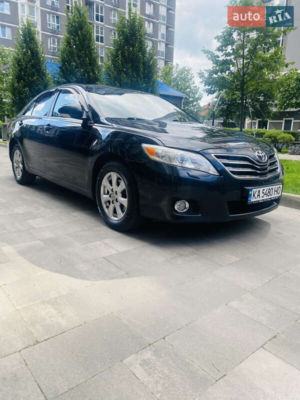 Седан Toyota Camry 2010 в Києві