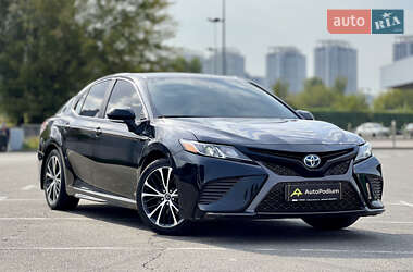 Седан Toyota Camry 2019 в Киеве