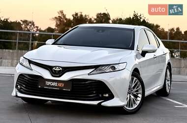 Седан Toyota Camry 2018 в Киеве