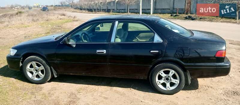 Седан Toyota Camry 2000 в Житомирі