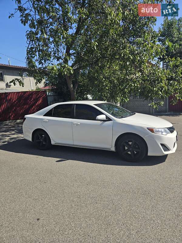 Седан Toyota Camry 2013 в Києві