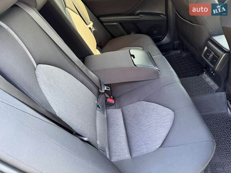 Седан Toyota Camry 2021 в Львові