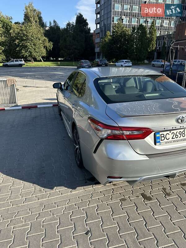 Седан Toyota Camry 2018 в Львові