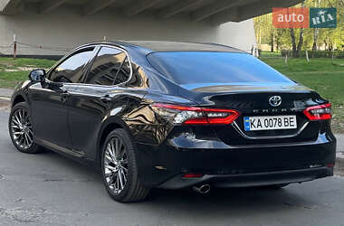 Седан Toyota Camry 2023 в 