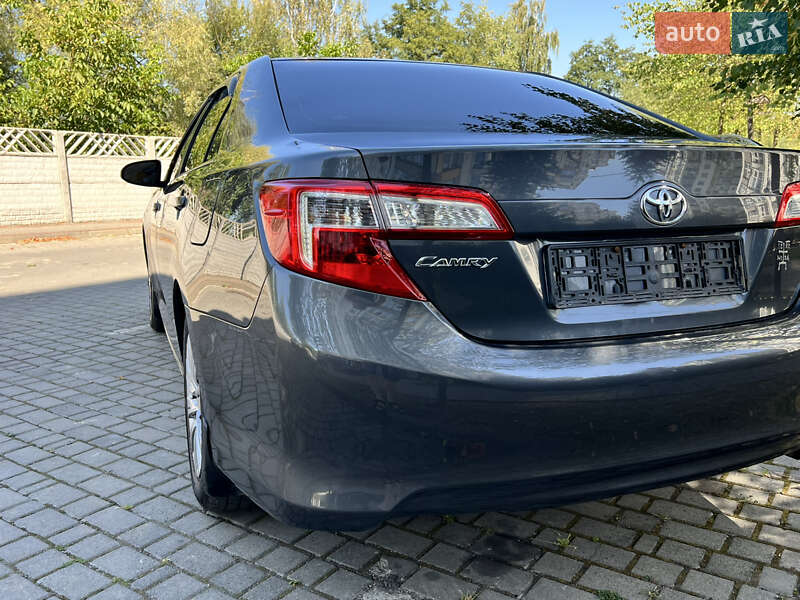 Седан Toyota Camry 2011 в Івано-Франківську