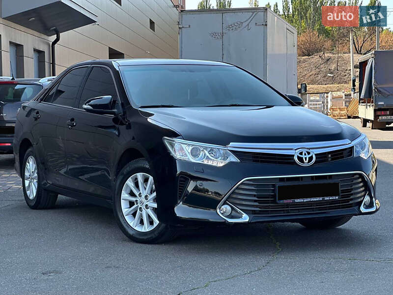 Седан Toyota Camry 2016 в Кривом Роге