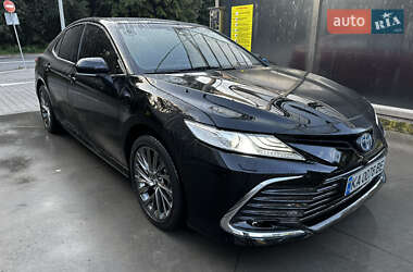 Седан Toyota Camry 2023 в 
