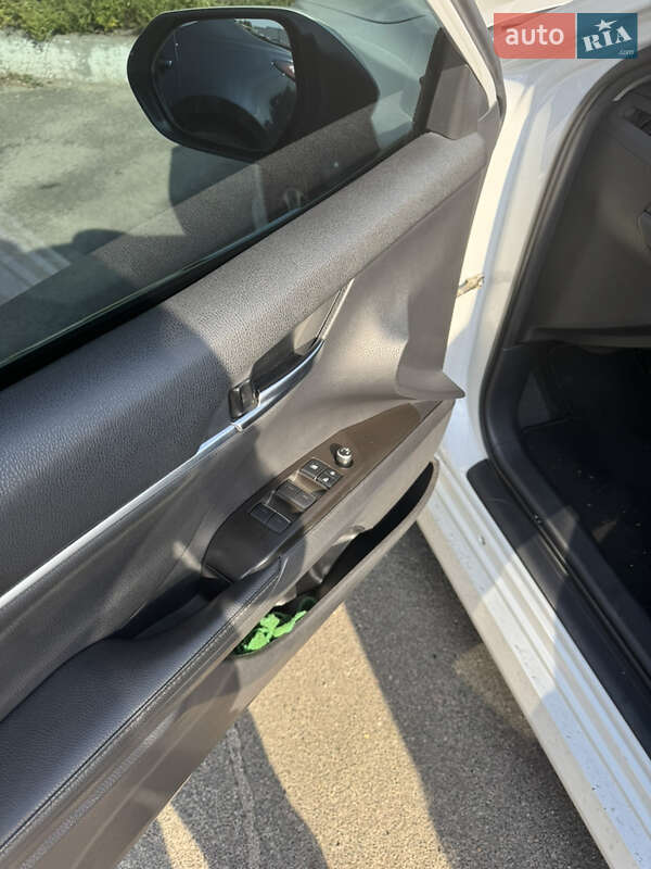 Седан Toyota Camry 2021 в Киеве