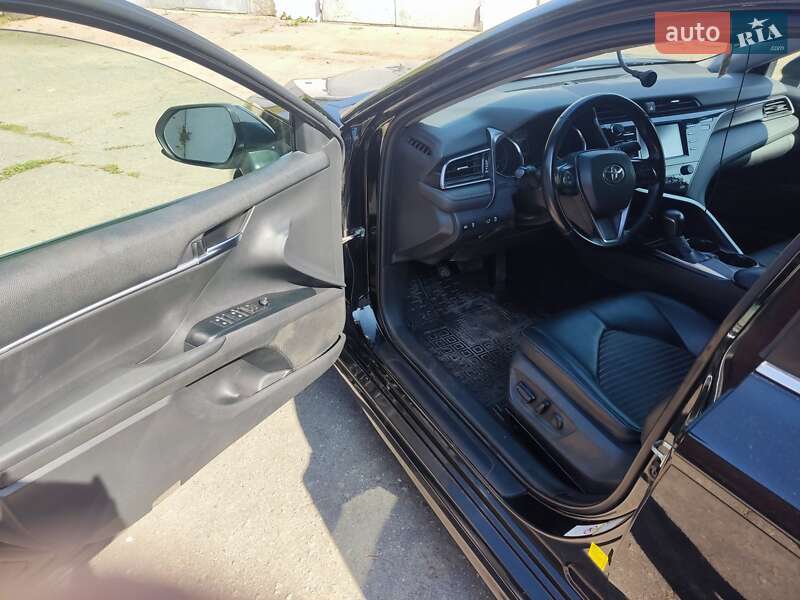 Седан Toyota Camry 2019 в Сумах