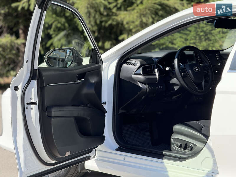 Седан Toyota Camry 2021 в Тернополе