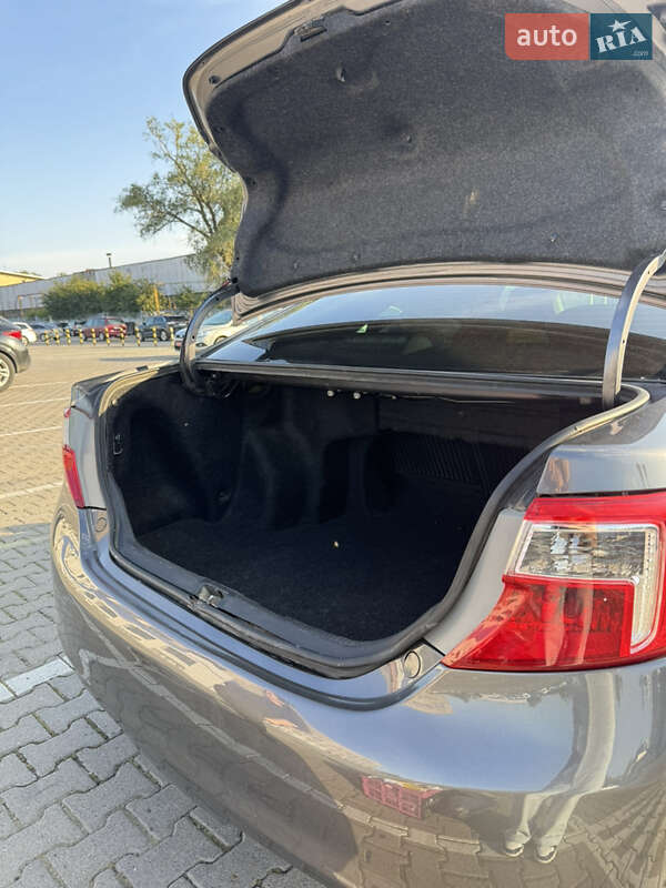 Седан Toyota Camry 2013 в Черновцах