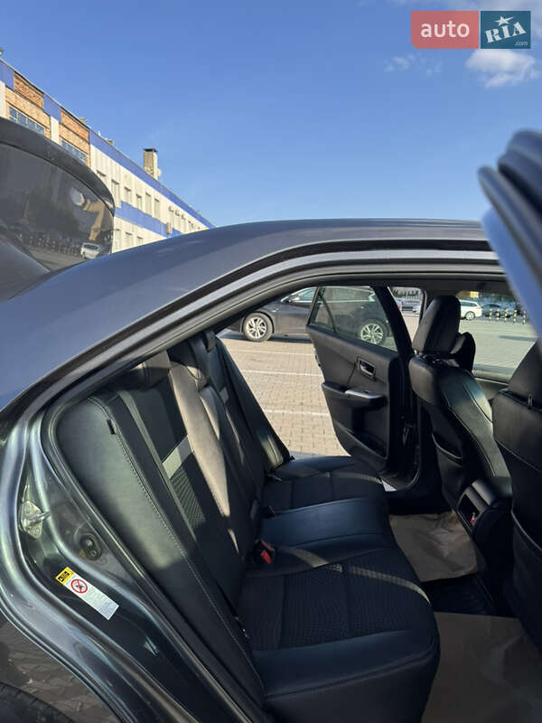 Седан Toyota Camry 2013 в Черновцах