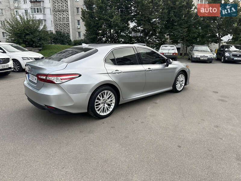 Седан Toyota Camry 2019 в Киеве