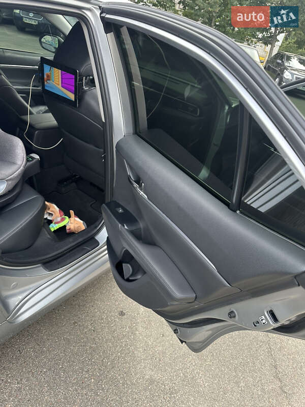 Седан Toyota Camry 2019 в Киеве