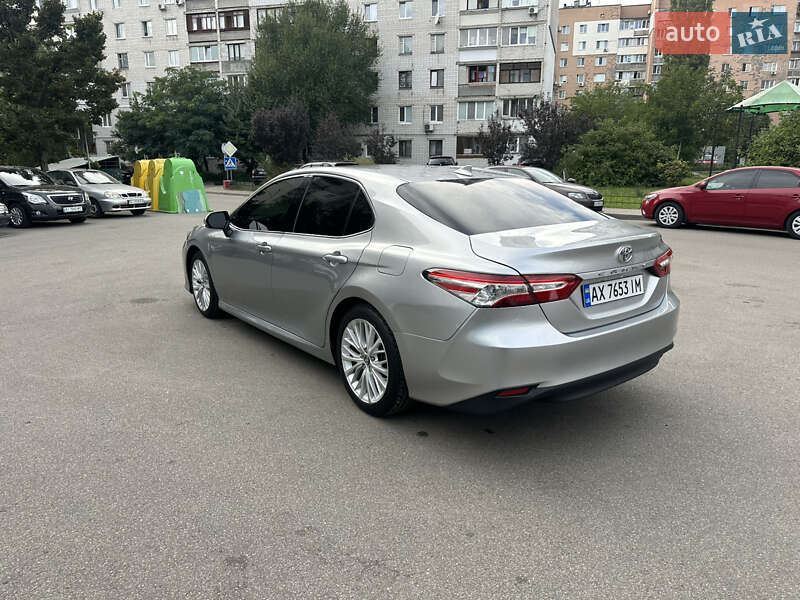 Седан Toyota Camry 2019 в Киеве