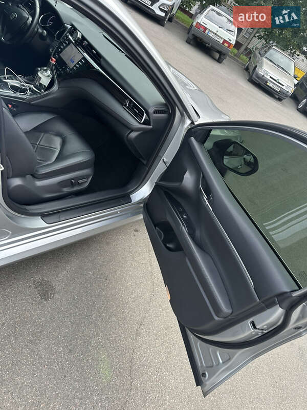 Седан Toyota Camry 2019 в Киеве