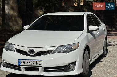 Седан Toyota Camry 2013 в Киеве