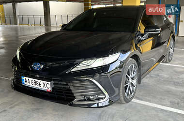 Седан Toyota Camry 2023 в Киеве