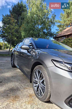 Седан Toyota Camry 2023 в 