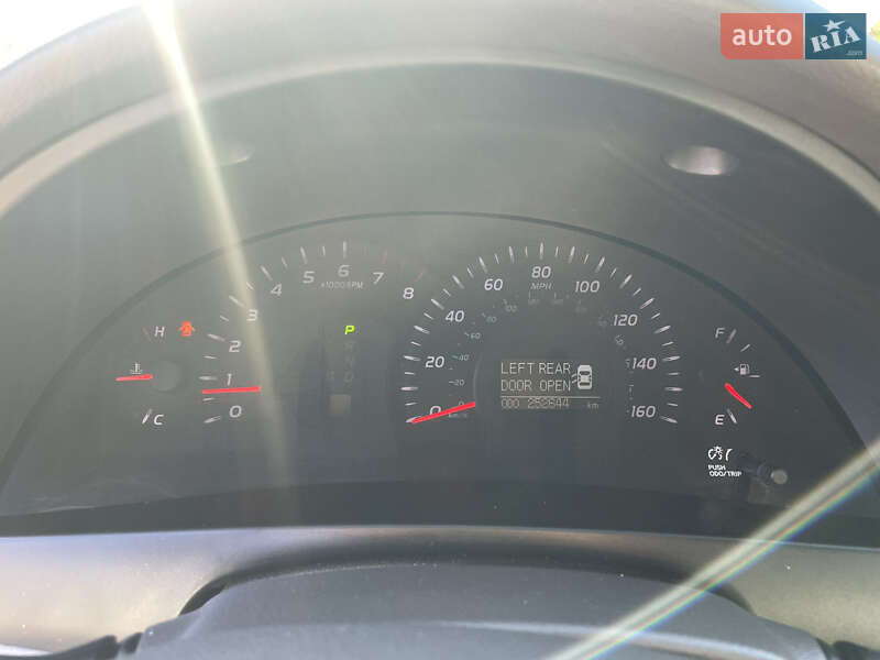 Седан Toyota Camry 2006 в Южному