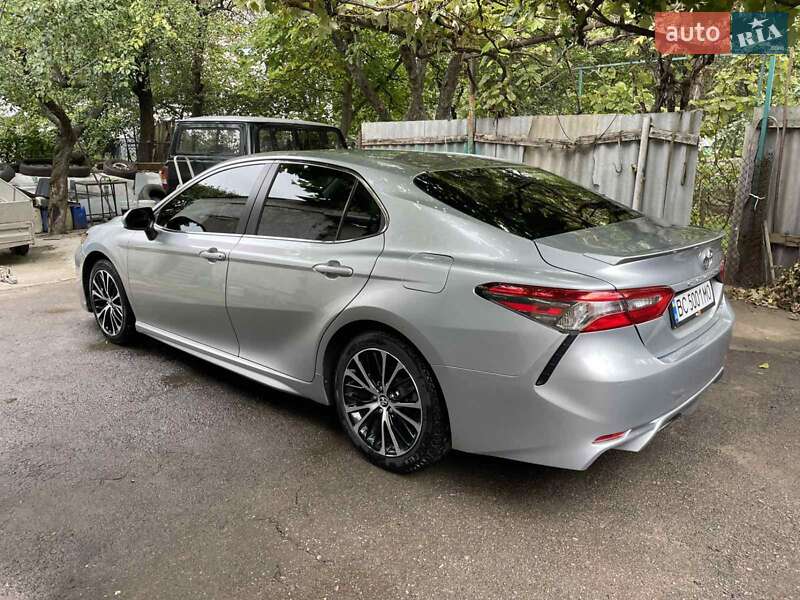 Седан Toyota Camry 2017 в Львове