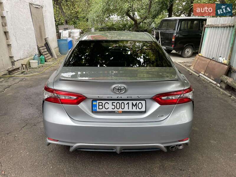 Седан Toyota Camry 2017 в Львове