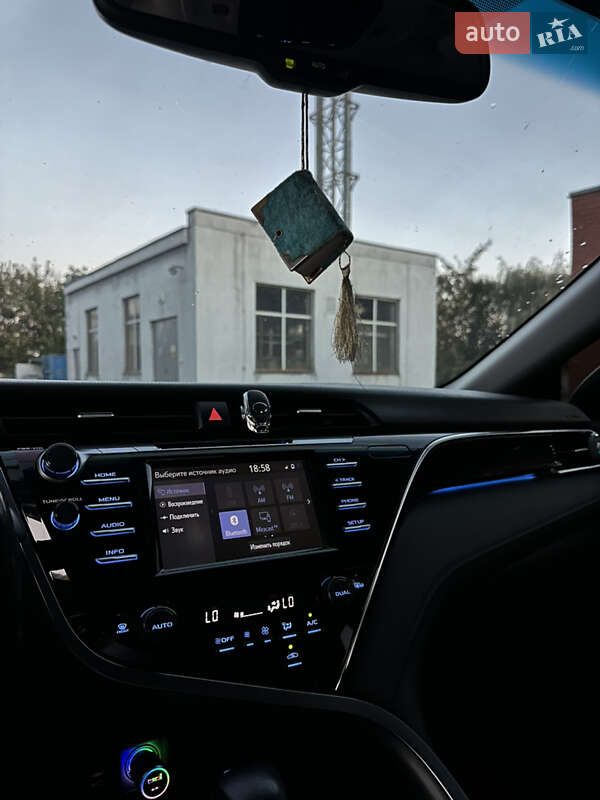 Седан Toyota Camry 2018 в Киеве