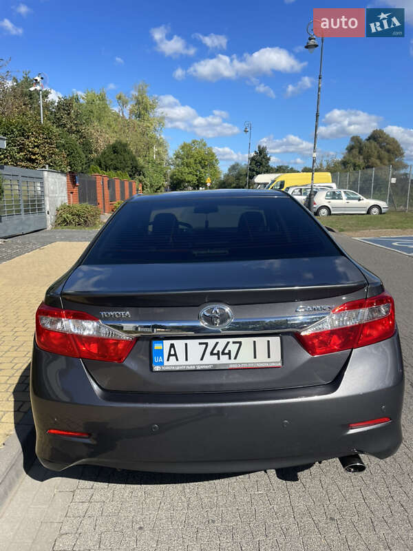 Седан Toyota Camry 2013 в Киеве