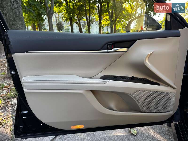 Седан Toyota Camry 2022 в Киеве