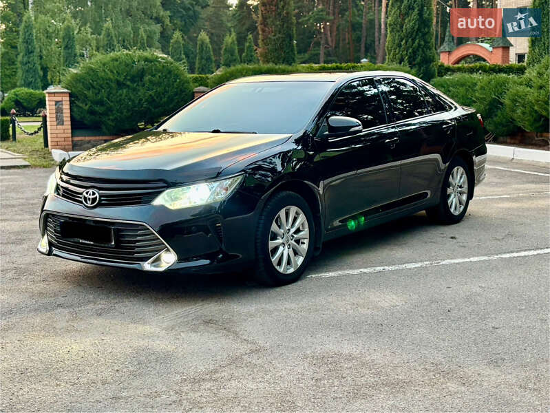 Седан Toyota Camry 2016 в Лебедині