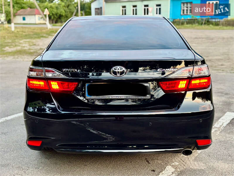 Седан Toyota Camry 2016 в Лебедині