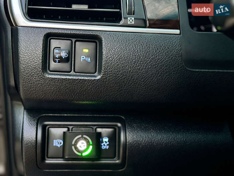 Седан Toyota Camry 2016 в Лебедині