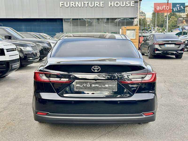 Седан Toyota Camry 2025 в Киеве