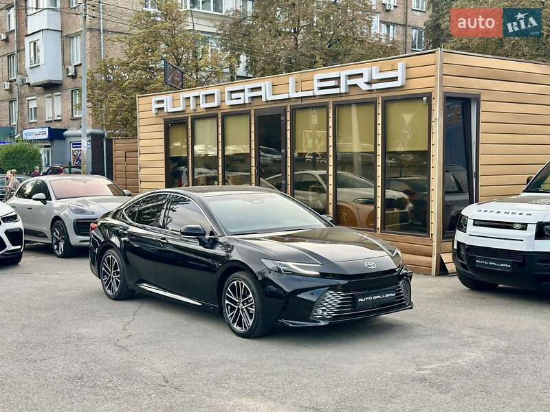 Седан Toyota Camry 2025 в Киеве