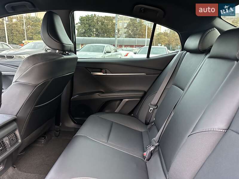 Седан Toyota Camry 2025 в Киеве