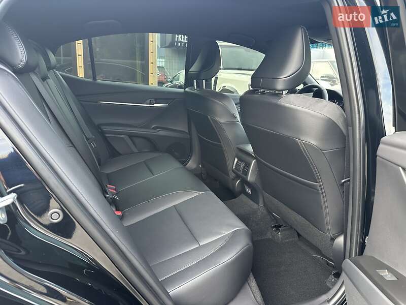 Седан Toyota Camry 2025 в Киеве